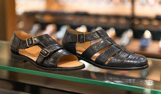 <strong>ISETAN MEN’S</strong><br />"F.lli Giacometti" Crocodile Sandals ¥162,000, Lizard Sandals ¥118,800