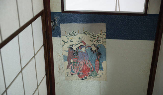 <strong>Yota Tsunoda | "Tokyo Romantic Izakaya" | 8th: Saiki, Ebisu</strong><br />The door to the tatami room on the second floor. Repaired with ukiyo-e paper.