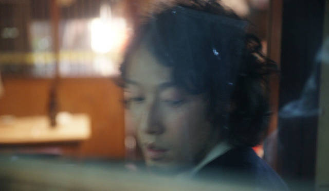<strong>Yota Tsunoda | "Tokyo Romantic Izakaya" | 8th: Saiki, Ebisu</strong><br />The old glass at the back of the first floor also has a great atmosphere. Photographer Mr. Ho Niitsu took a photo of me through the glass (lol).