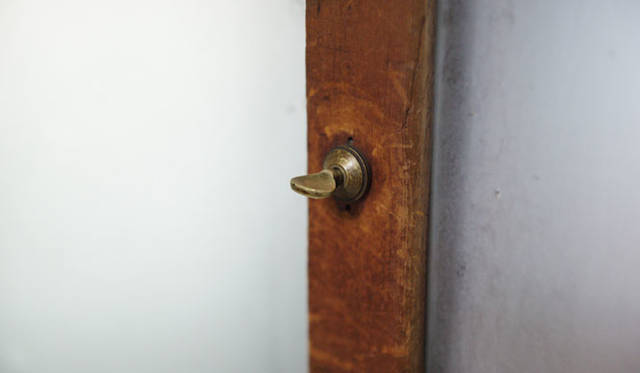 <strong>Yota Tsunoda | "Tokyo Romantic Izakaya" | 8th: Saiki, Ebisu</strong><br />Window latch. A minimal yet elegant design operated with two fingers.