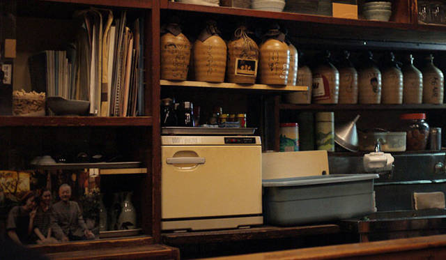 <strong>Yota Tsunoda | "Tokyo Romantic Izakaya" | 8th: Saiki, Ebisu</strong><br />The area behind the counter feels like a rustic home of grandparents. Photos of the owner are also displayed.
