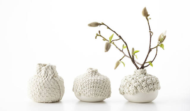 <strong>ミラノサローネ2015｜Experimental Creations</strong><br/>＜Material Experiments＞<br />工藤健太郎「Weaving Porcelain」<br />素材単体での表情はさることながら、それを既成の物にプラスすることで意味や価値が変わるような試み。型で作られた均一的な量産品と、一点一点表情の異なる手作業を紡ぎ合わせることで、プロダクト単体の表情を変化させることができるだけでなく、量産とは異なる制作課程の可能性をも広げている