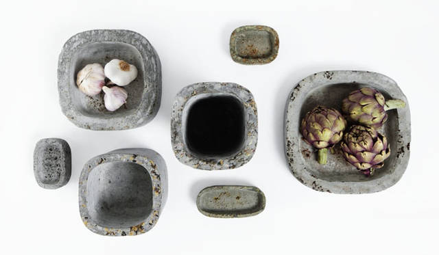 <strong>ミラノサローネ2015｜Experimental Creations</strong><br/>＜Material Experiments＞<br />tsukasagoto「metabolizing cement/dressing cement」<br />花弁や植物の種子などの素材のもつ色、テクスチャー、取り込むことで、固定化されたセメントのイメージを変えてみようという試み。身の回りにある当たり前のモノたちが交じり合うことで気づかなかったあたらしい“見る、感じる”感覚を表現している