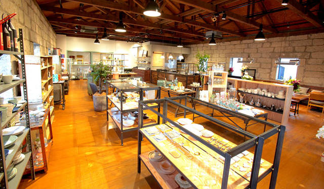 <strong>GEA | GEA</strong><br />The adjacent GEA#2 offers lifestyle goods, stationery, books, and furniture from around the world, including tableware by Yamagata artisans, along with a cafe space serving coffee.