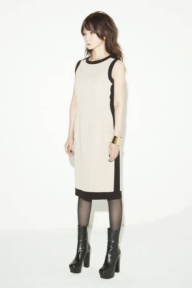 <strong>PEELSLOWLY</strong><br />Spring/Summer 2015 (3rd) Collection<br />Reversible Dress ¥41,040, Bangle ¥16,200