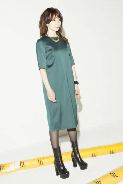 <strong>PEELSLOWLY</strong><br />Spring/Summer 2015 (3rd) Collection<br />Satin "T" Dress ¥30,240