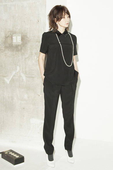 <strong>PEELSLOWLY</strong><br />Spring/Summer 2015 (3rd) Collection<br />Satin Pullover ¥20,520, Satin Intack Pants ¥24,840, 3-Way Pearl Necklace ¥27,000