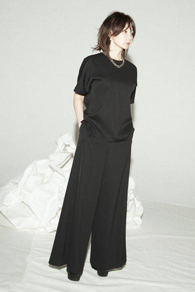 <strong>PEELSLOWLY</strong><br />Spring/Summer 2015 (3rd) Collection<br />Dolman Pullover ¥23,760, Satin Wide Pants ¥24,840