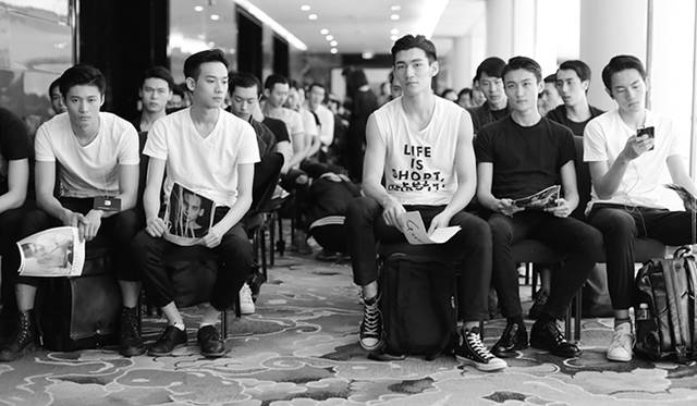 現地でおこなわれたモデルオーディションのようす　© SASKIA LAWAKS