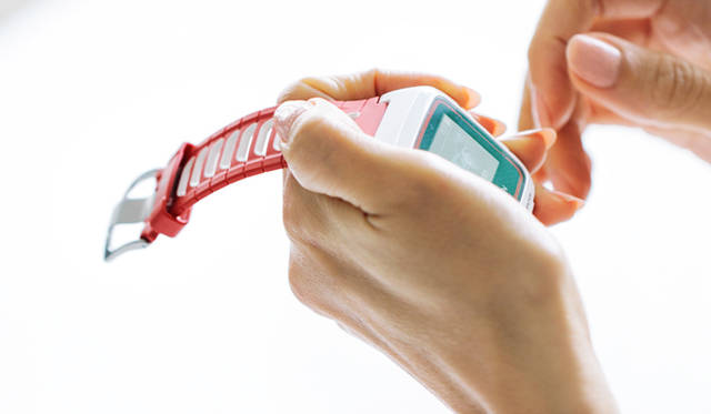 “GARMIN’s latest model supports all triathlon disciplines, can switch between indoor/outdoor environments, and most importantly, is accurate. It’s also a little rewarding when a trophy pops up on the screen to celebrate a new personal best time, distance, or pace (laughs).”Jessica’s favorite is GARMIN’s Forerunner 920XT running watch.