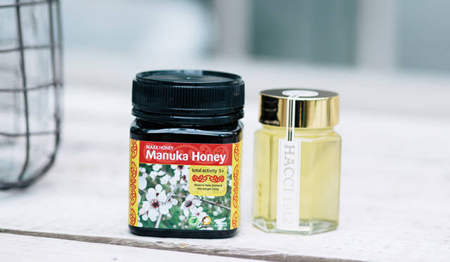 Jessica has recently taken a liking to Manuka honey. She uses grades ranging from 5 to 15.“I add it when I want something sweet, or I even use it as a honey mask on my face. It moisturizes and its high antibacterial properties might be good for blemishes. When mixing it with body soap or body cream, I use about a teaspoon. Too much can make it sticky, so a teaspoon is enough.”Left: Manuka honey, grade 5. Right: Acacia honey from HACCI.