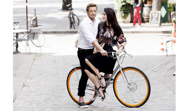 Actor Simon Baker embodies "Casual Chic" as the campaign model.