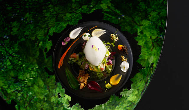 Chef Yoneda's signature "Salad of the Earth," made with over 30 types of vegetables, represented the sky, clouds, and land.