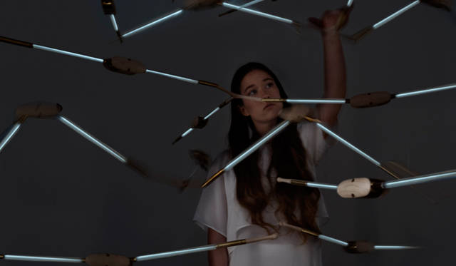 "Diomedeidae" (Albatross), a mobile that illuminates when reacting to wind, is a work by Daiki Nakamori and two Italian artists.