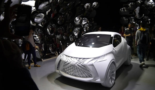 In the exhibition titled "NEW INSIGHT IN CAR DESIGN" in Zone 1, the concept model Lexus LF-SA was surrounded by convex mirrors.