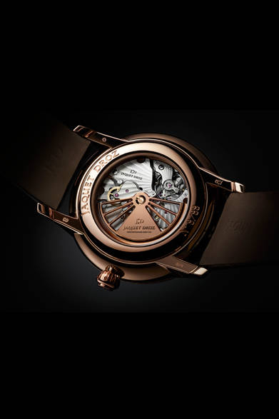 <strong>グラン・セコンド デッドビート</strong><br/>ケース｜18Kレッドゴールド<br/>直径｜43mm<br/>ムーブメント｜自動巻き（Cal.JD 2695 SMR）<br/>機能｜ポインター式日付表示（扇形に針が動くレトログラード式）<br/>ストラップ｜アリゲーター<br/>防水｜3気圧<br/>限定数｜88本<br/>発売時期｜10月以降予定<br/>予価｜357万4800円<br/>
