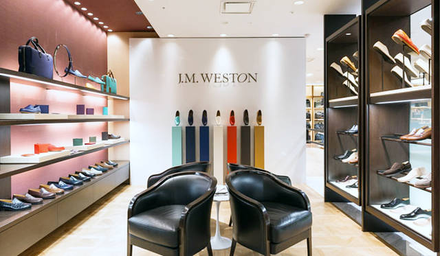 <strong>ISETAN MEN’S｜イセタンメンズ</strong><br />伊勢丹新宿店メンズ館地下1階＝紳士靴売場「ハイエンド」コーナーが、「J.M. Weston（ジェイエムウエストン）」の新モデル「Le Moc（ル・モック） Weston」ディスプレイに変身