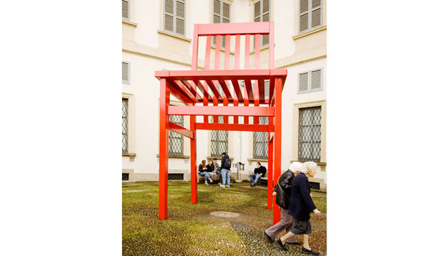 外観｜モルテーニ ミラノ市近代美術館 中庭インスタレーション<br> 椅子モデル｜MILANO for Molteni&C by Aldo Rossi /1987<br>