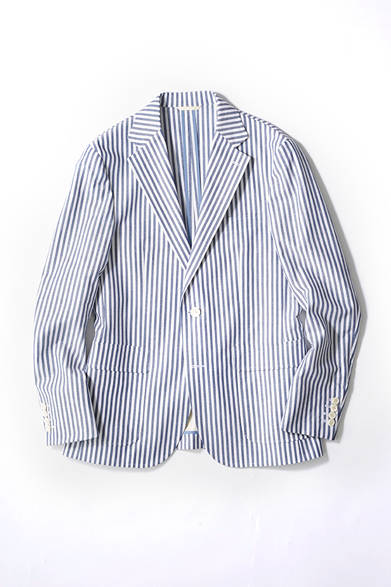 <strong>NEW YORKER by KEITA MARUYAMA｜ニューヨーカーバイケイタマルヤマ</strong><br><br> 白ボタンにコットン×リネンの素材感、短めに設定された着丈、柔らかな芯なしの肩周りといったディテールが、視覚的な涼やかさをアピール。素材は通気性に優れた“からみ織り”を採用することで、通気性に優れた快適な着心地を実現。 <br><br> ジャケット4万6440円（ニューヨーカーバイケイタマルヤマ｜阪急メンズ東京 5階／阪急メンズ大阪 4階）