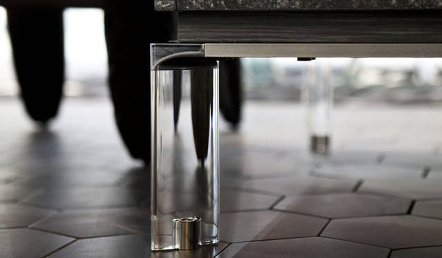 <strong>TOYO KITCHEN STYLE | TOYO KITCHEN STYLE</strong><br />Crystal Airflow, with transparent legs supporting the kitchen.