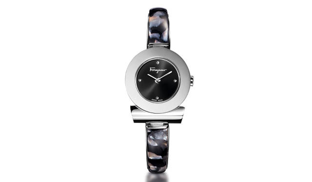 <strong>Gancini Bracelet</strong><br />Case | Stainless steel<br />Diameter | 25.5mm<br />Movement | Quartz<br />Strap | Steel bangle set with tortoiseshell acetate<br />Water resistance | 5 bar<br />Release | Scheduled for March<br />Estimated price | ¥117,720<br />