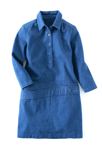 <strong>BAND OF OUTSIDERS</strong><br><br>This denim dress from Band of Outsiders features a trompe-l'oeil belt cinching the waist. Its simple design adds a subtle touch of playfulness, with two side pockets for practicality. Recommended for a boyish look when paired with sneakers or flat shoes. ¥108,000<br>Sazaby League Tel. 03-5412-1937