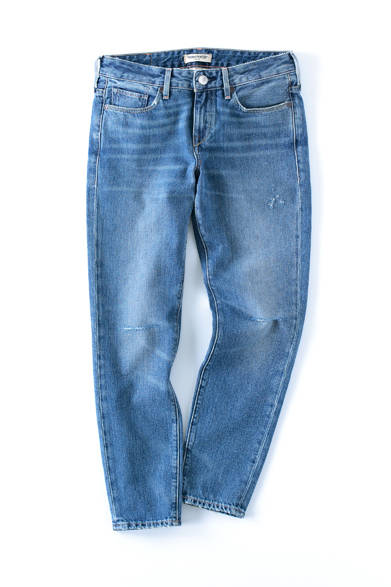 <strong>Levi’s® Made & Crafted™</strong><br><br>Levi's' modern line, 'Levi's® Made & Crafted™,' incorporates high-quality materials and sewing techniques. These cropped jeans feature a fresh look with their light wash. Subtle distressing and a cropped length ensure a light and airy impression. ¥21,600 Levi's® XX Tel. 03-6418-5501