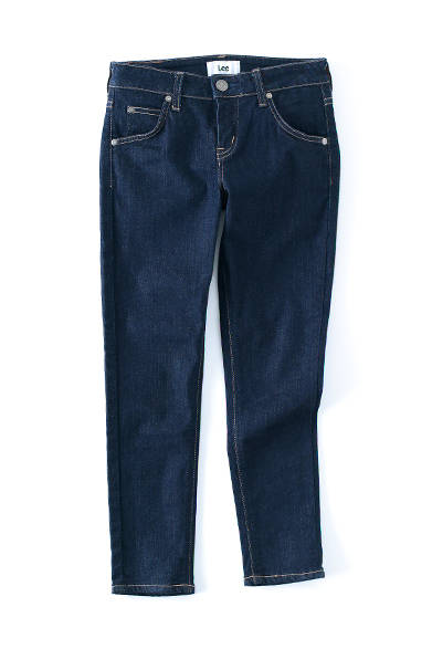 <strong>Lee</strong><br><br>These tight-fitting, ankle-cut jeans are a new arrival from denim brand Lee. The 9/10 length creates a leg-lengthening effect, and the cowhide label engraved with 'Lee' is a key detail. Tuck in your top or shirt and focus on your footwear for a smart and feminine look. ¥14,040 Lee Japan Tel. 03-5604-8948