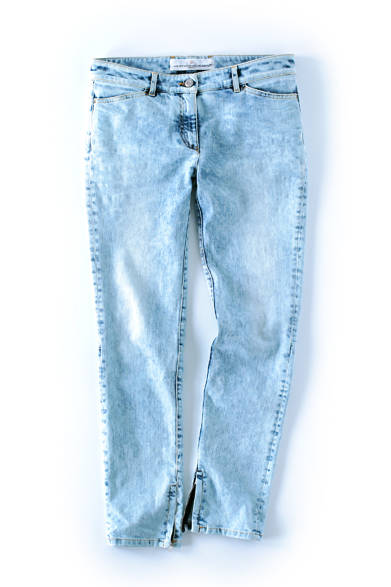 <strong>GOLDEN GOOSE DELUXE BRAND</strong><br><br>Cropped jeans from 'Golden Goose Deluxe Brand,' a new classic brand from Venice. The bold fading from washing gives these jeans a cool edge. Zips at the hem and the large silver 'GGDB DENIME' label add a modern accent. ¥46,440 GOLDEN GOOSE DELUXE BRAND AOYAMA Tel. 03-3486-8860