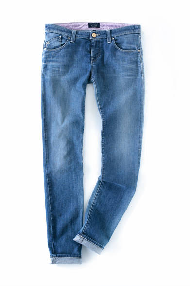 <strong>Armani Jeans</strong><br><br>These Armani Jeans cropped jeans are crafted from soft denim for excellent comfort. The moderate wash and fading create a relaxed feel. These are the perfect all-rounders that go with everything. ¥41,040 Giorgio Armani Japan Tel. 03-6274-7070