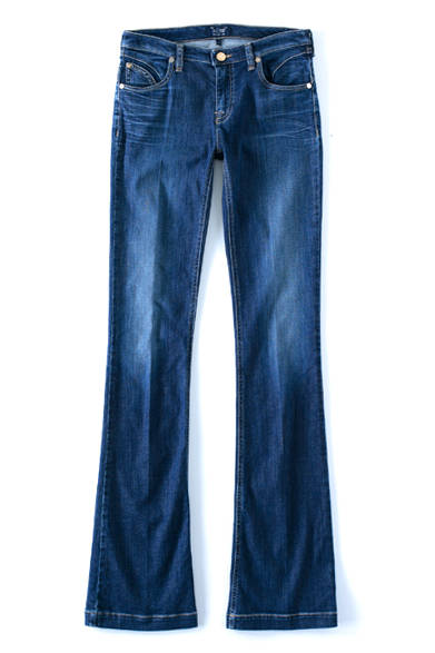 <strong>ARMANI JEANS</strong><br><br>These Armani Jeans feature a baggy silhouette. The curved coin pocket on the front offers a fresh detail. The secret to styling is to select a mini sweater or cropped top and coordinate with a hippie-inspired aesthetic. ¥28,080 Giorgio Armani Japan Tel. 03-6274-7070