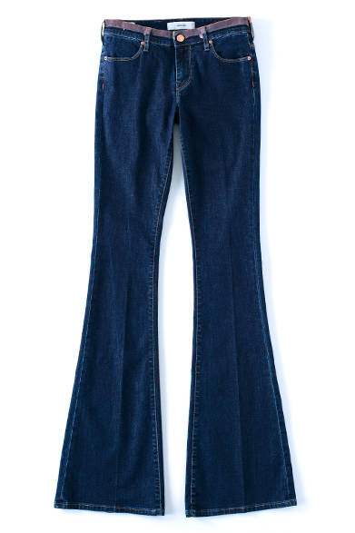 <strong>M.GRIFONI</strong><br><br>Flare jeans from Italian brand M.GRIFONI. Brown print detailing around the waist is a distinctive feature. The rusted gold rivets and stitching create a nostalgic charm against the dark indigo denim. ¥35,640 Coronet Tel. 03-5216-6515<br>