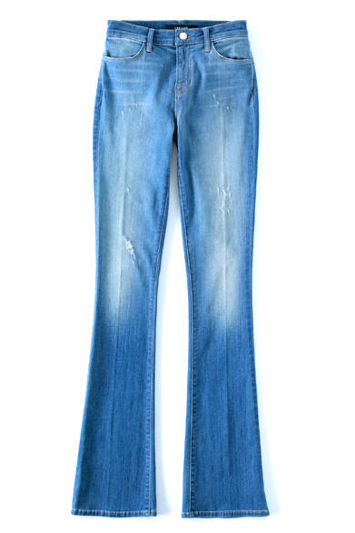 <strong>J BRAND</strong><br><br>J Brand's flares feature a vintage wash and appealing fading. The center crease running down the thigh emphasizes a slender silhouette, offering a leg-lengthening effect that makes them a must-have this season. ¥30,240 Wag Inc. Tel. 03-5791-1501
