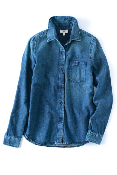 <strong>AG Jeans</strong><br><br>AG offers a sleek, slim-fit denim shirt. The perfect balance between casual denim material and refined design. The subtle wash processing makes it versatile for various coordinates, ideal for the spring and summer seasons. ¥21,600 AG Japan Tel. 03-3479-5260