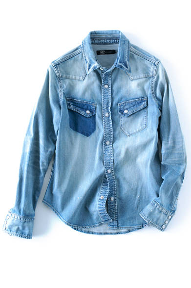 <strong>JET</strong><br><br>This denim brand, JET, is by John Eshaya, former buyer for the select shop 'FRED SEGAL,' which recently landed in Japan. Its relaxed fading and subtle white paint splatters are key features. Try a relaxed West Coast style by pairing it with white jeans or denim shorts. ¥18,360 JET Roppongi Tel. 03-3470-1375<br>