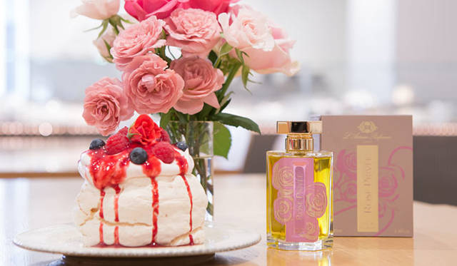 <strong>L’Artisan Parfumeur｜ラルチザン パフューム</strong><br />ラルチザン パフューム×ローズベーカリー 「ローズ プリヴェ」アフタヌーンティー