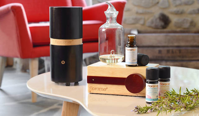 <strong>Florame, Collines de Provence</strong><br />Electric diffuser: ¥14,040. Place essential oils in the glass container, plug it in, and the fragrance will spread. Cleaner for electric diffuser: ¥2,052 (50mL).