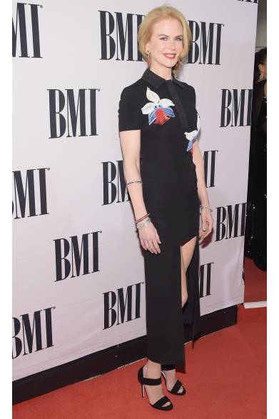 <strong>Nicole Kidman</strong><br /><br />Nicole Kidman appeared at the '62nd BMI Country Awards' held in Tennessee, USA. She chose a black dress featuring a large 'orchid' motif, Fendi's new signature. The mini length, which framed her legs, created a striking contrast, with a beautiful asymmetrical design emphasizing sharp lines.