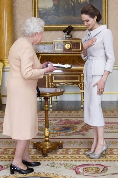 <strong>Angelina Jolie</strong><br /><br />On Friday, October 10th, actress Angelina Jolie met with Queen Elizabeth at Buckingham Palace in the UK. She was awarded an honorary Dame Commander of the Order of St Michael and St George (DCMG) in recognition of her active promotion of efforts to eradicate sexual violence in conflict zones. For the investiture ceremony, she elegantly wore a grayish-purple skirt suit by British couturier RALPH & RUSSO.
