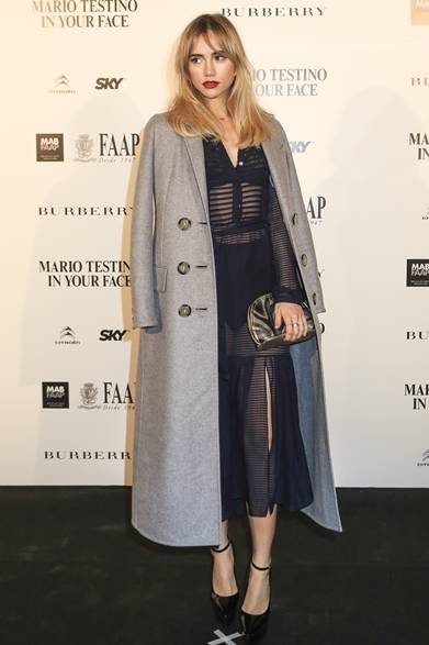 <strong>Suki Waterhouse</strong><br /><br />Burberry partnered with photographer Mario Testino to host the 'IN YOUR FACE' exhibition in Sao Paulo. Model Suki Waterhouse appeared at the opening event. She chose a sheer dress, subtly revealing her skin for a seductive mood. To avoid obscuring the beautiful dress, she wore a Chesterfield coat draped over her shoulders. This is a styling technique worth adopting for autumn and winter.