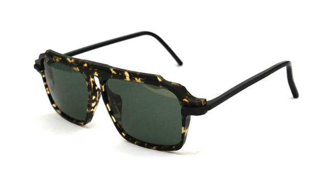 A Wellington-style model with distinctive oversized lenses. ¥15,120