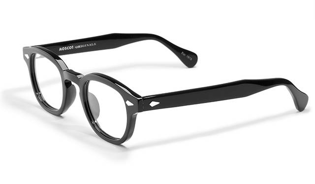 <strong>01 Moscot</strong><br/>¥29,160 (MOSCOT Tokyo Tel. 03-6434-1070)