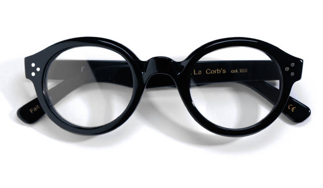 <strong>02 Lesca Lunetier</strong><br/>The thick, approximately 7mm frame of "Lesca Lunetier" makes a statement. The pictured model, "La Corb’s," is a meticulous reproduction of eyewear favored by architect Le Corbusier. The bridge is designed to protrude forward, giving the wearer a distinctive look. Made in France. ¥35,640 (G.S. AGENT Tel. 03-5459-8326)
