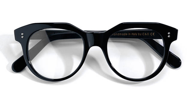 <strong>08 Cutler And Gross</strong><br/>Founded in 1969, "Cutler And Gross" is a venerable British brand named after its founders. The model "1130," with its striking thick bridge, features a distinctive drop-shaped lens. Among Boston-style glasses, it particularly accentuates the eye area with individuality. Made in Italy. ¥41,040 (G.S. STORE Tel. 03-5459-8377)