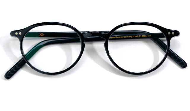 <strong>03 Lunor</strong><br/>This type, known as "A5" from "Lunor," maintains a robust structure despite its seemingly delicate frame, thanks to a design that minimizes widening at the joint between the frame and temples. The metal accents lend an intellectual impression to the profile of the wearer. Easy to incorporate, this pair is also recommended for women. Made in Germany. ¥39,960 (G.S. AGENT Tel. 03-5459-8326)