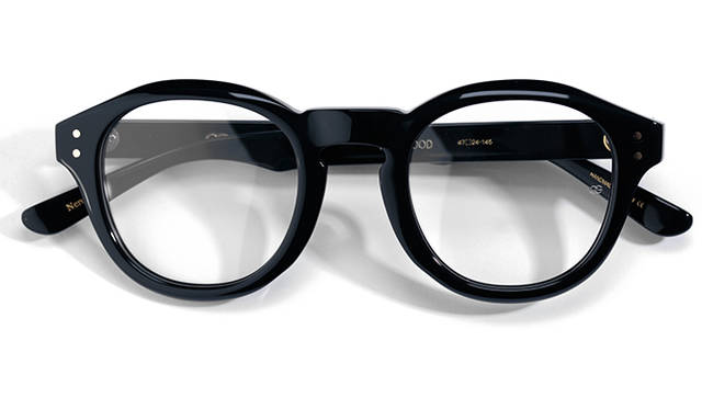 <strong>06 Oliver Goldsmith</strong><br/>"Oliver Goldsmith" is known for being favored by musicians such as John Lennon and Brian Jones. The pictured "PINEWOOD" is a striking model with a large frame. It embodies the classic design characteristic of this brand, which was founded in 1926. Made in Japan. ¥34,560 (CONTINUER Tel. 03-3792-8978)