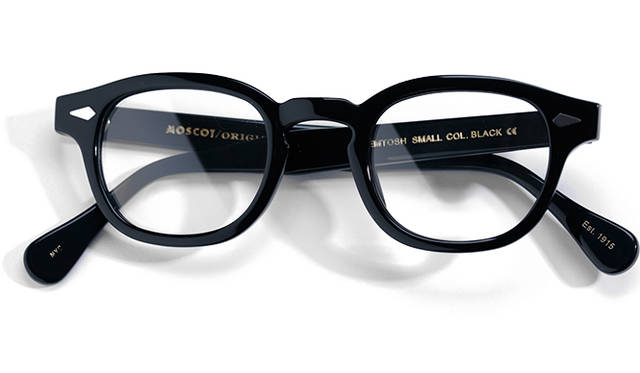 <strong>01 Moscot</strong><br/>The iconic "LEMTOSH" model from "Moscot" exudes a traditional atmosphere. This pair, with its moderately thick, slightly square frame, was a favorite of American poet Allen Ginsberg. The rivets on both the temples and the front frame serve as accents. The frame is available in three sizes: 44, 46, and 49. ¥29,160 (MOSCOT Tokyo Tel. 03-6434-1070)