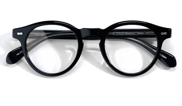 <strong>05 Oliver Peoples</strong><br/>From "Oliver Peoples," founded in Los Angeles in 1987, we highlight the rounded, iconic model "FELDMAN." The underside of the temples features a unique design where the metal core is visible. This pair, with its playful details, achieves the brand's signature classical aesthetic. Made in Japan. ¥34,560 (Oliver Peoples Daikanyama Tel. 03-6427-8930)