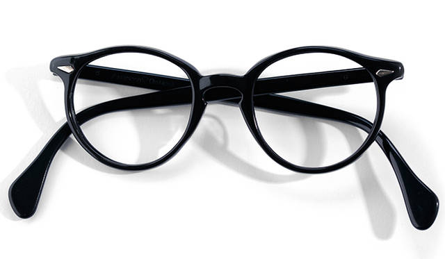 <strong>1940’s American Optical</strong><br/>In the 1940s, acetate frame models also emerged for Boston-style glasses. The pictured pair is from "American Optical." It uses a material called "Zyl," which, compared to currently used cellulose acetate, contains more oil, giving it a unique luster. It is also resistant to degradation from drying, ensuring it can withstand long-term use with sufficient strength even today. Made in the USA. Inquire about price (Solakzade Tel. 03-3478-3345)