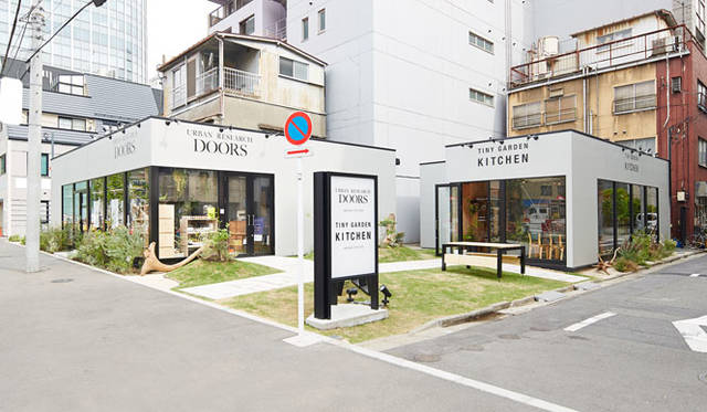 <strong>URBAN RESEARCH DOORS</strong><br />Left: URBAN RESEARCH DOORS Toranomon, Right: Cafe diner TINY GARDEN KITCHEN Toranomon